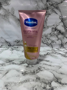 VASELINE GLUTA-HYA DEWY RADIANCE 300ML
